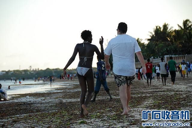 看一看:肯尼亚马林迪一个小饭店的黑人女服务