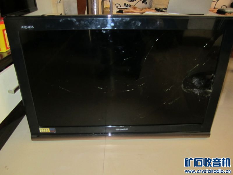 出一台夫妻战争导致的碎屏夏普32寸液晶电视