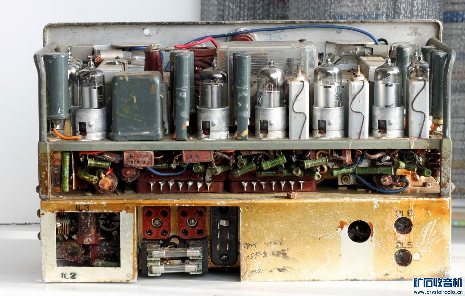 休假,闲。再上一台71电子管军用电台。 - 〓电