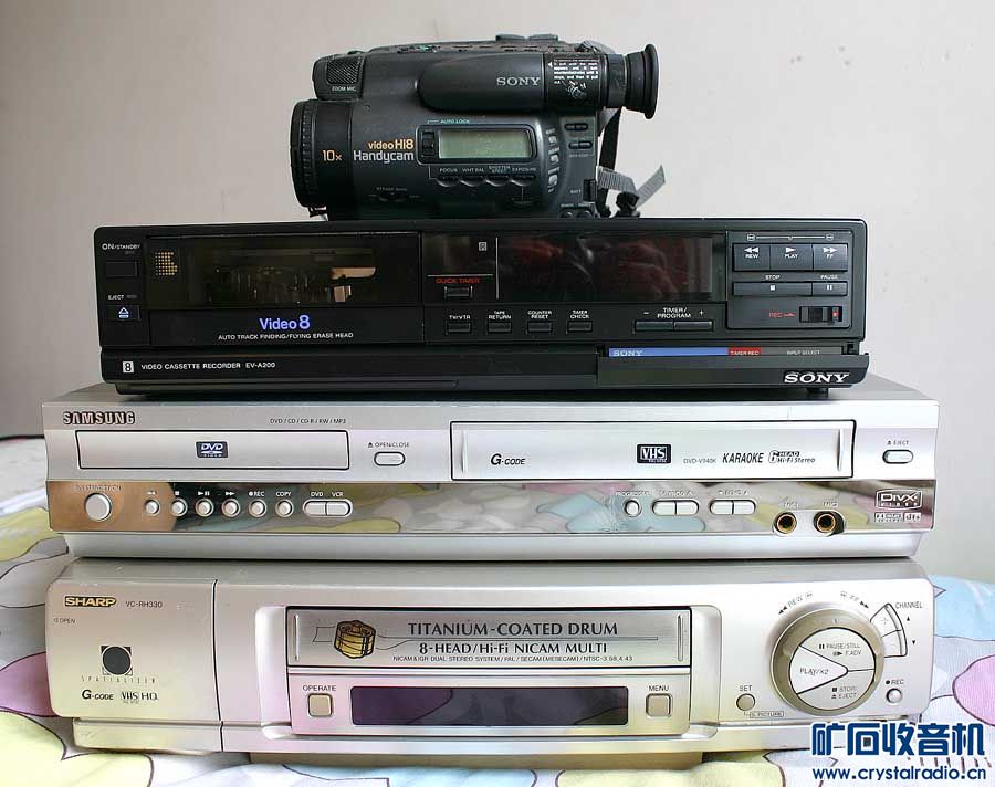 三台录像机,两台DV:索尼V8录像机,8磁头录像,