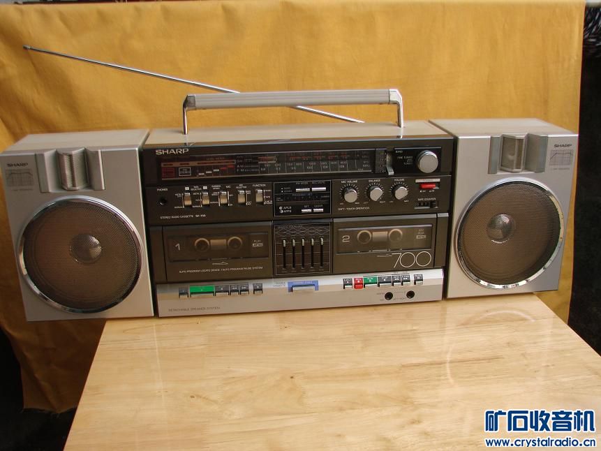 出一台带原包装箱的夏普GF-700Z经典收录机