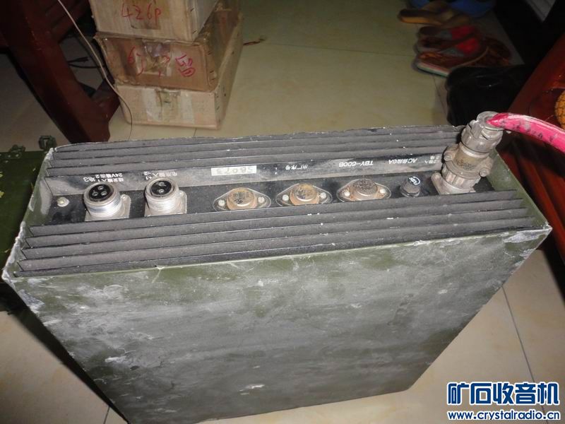 一台军用车载通信电源和一台收信机、真空电容