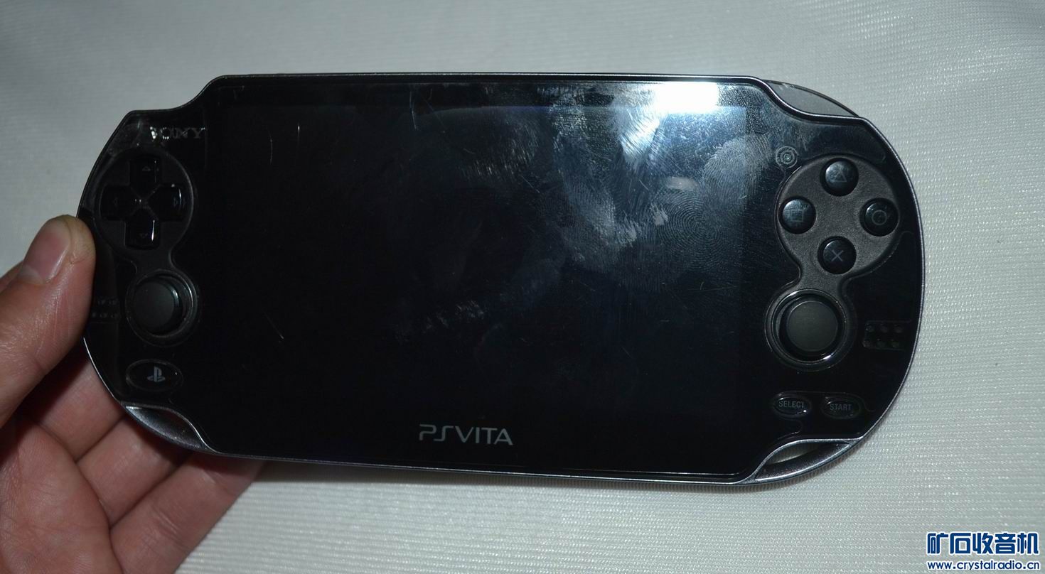 收了台索尼11年新出的PSV游戏机,但是摔了,可