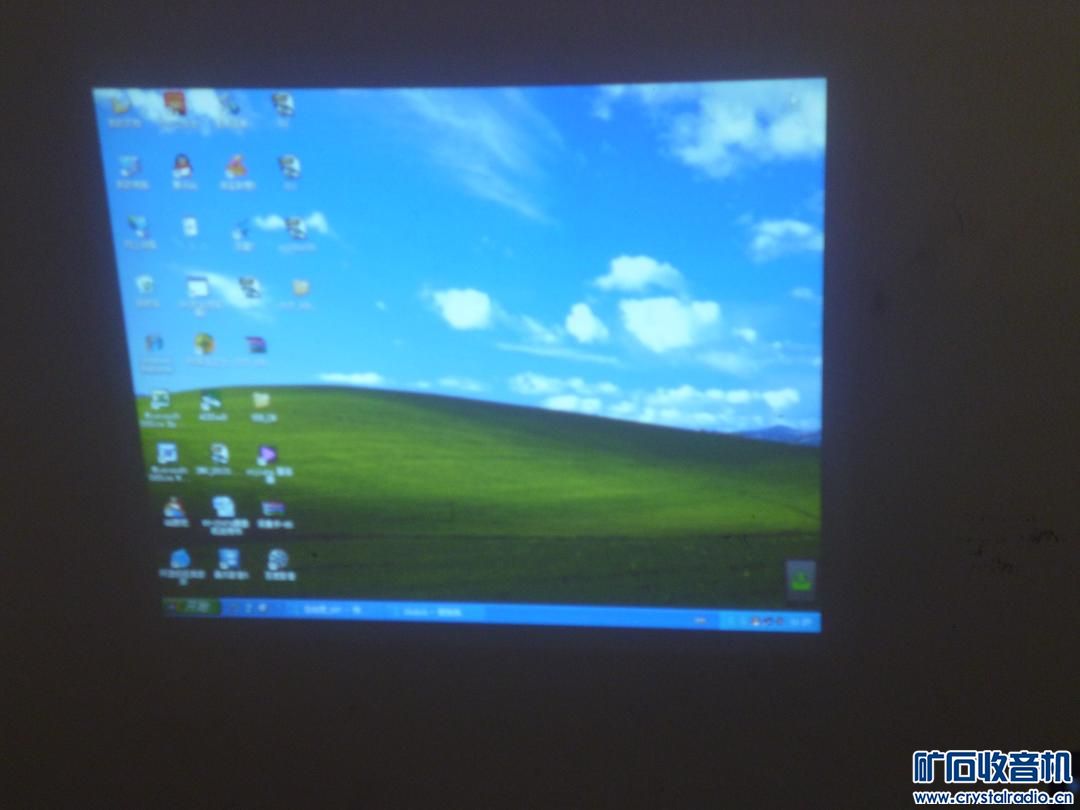 出一台晨星的超小型投影机 分辨率1024-768 灯