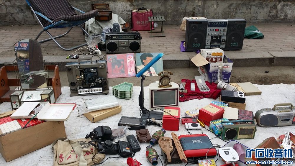 哈尔滨道外南极桥旧物市场景象 - 〓古董收藏展示〓 - 矿石收音机论坛