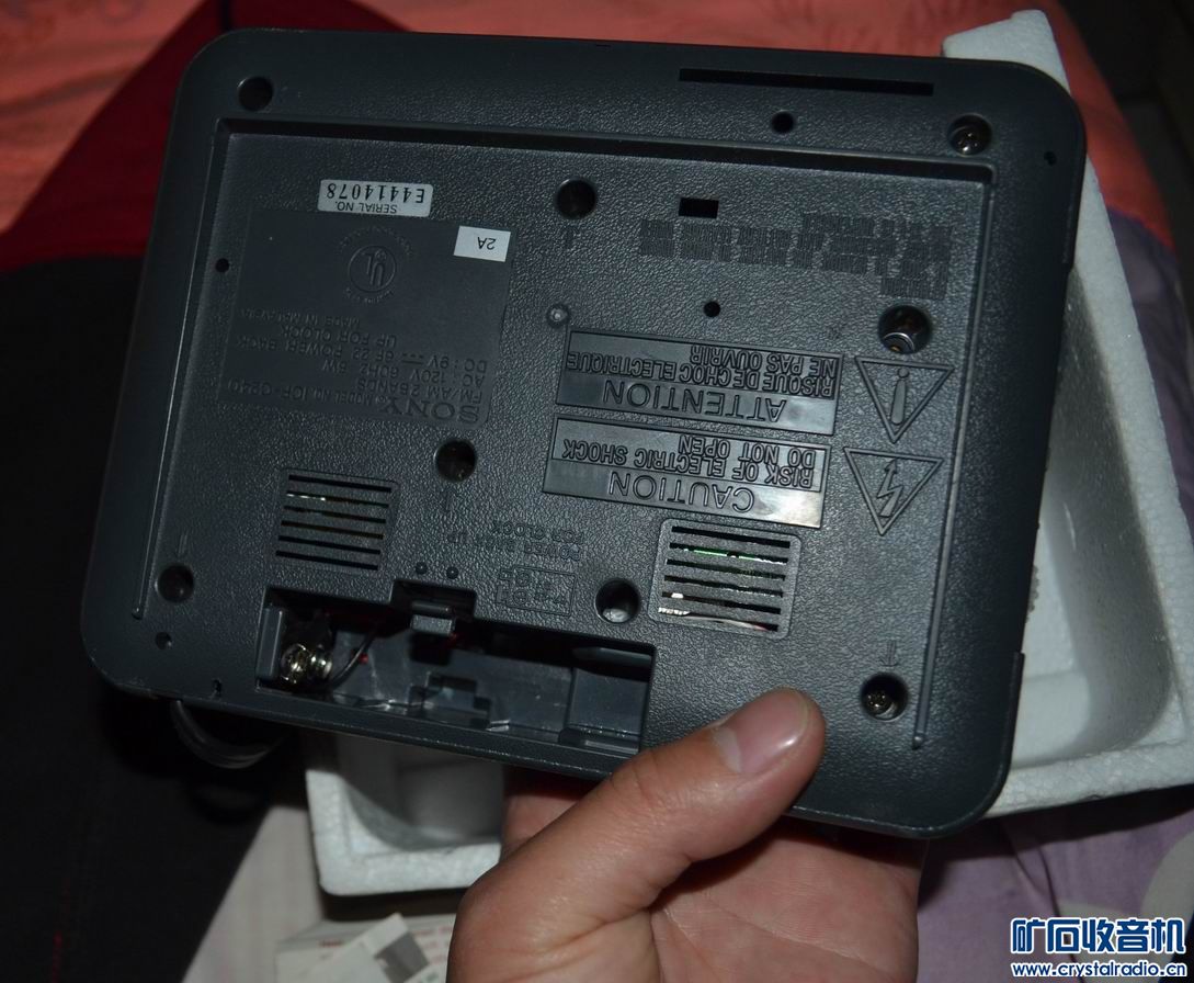 出索尼带包装的钟控收音机,型号ICF-C240,O2