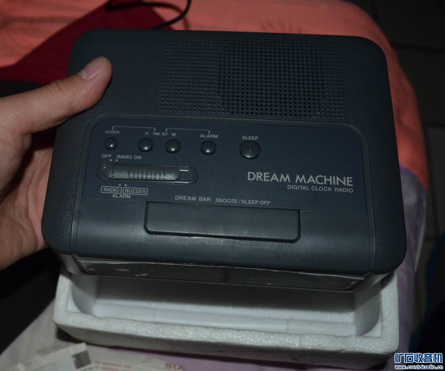 出索尼带包装的钟控收音机,型号ICF-C240,O2