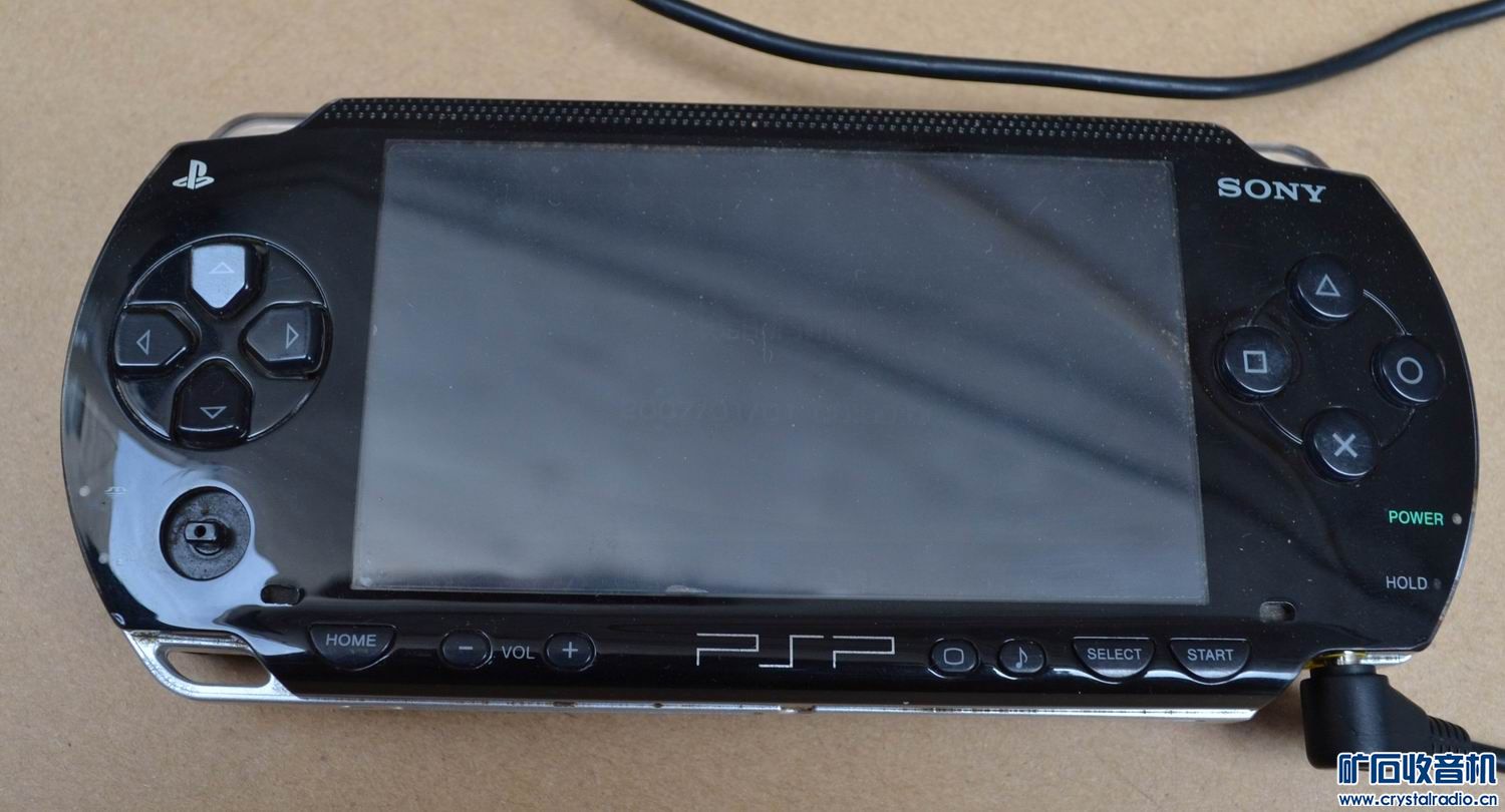 出一个索尼PSP1000游戏机,开机! - 〓器材友情