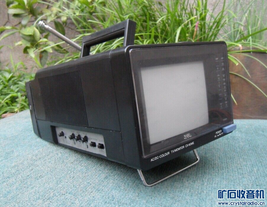 品牌桌面功放和JVC监视器小电视机各1台。 -