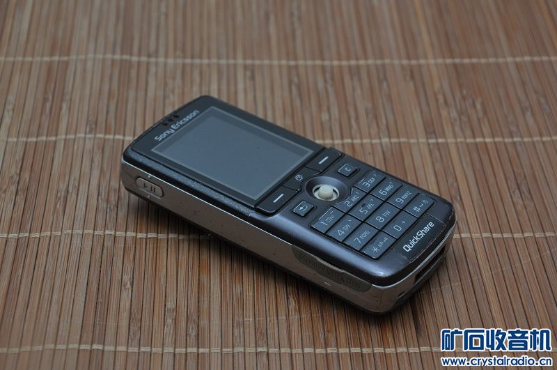 旧的6寸黑白小电视机。游戏手台等,充电器等。