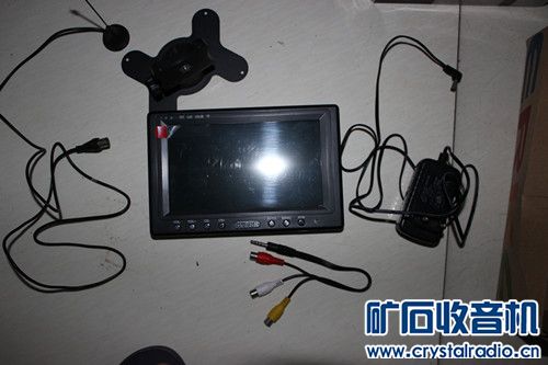 小电视机,调监控用的小显示器,移动电源,破手机