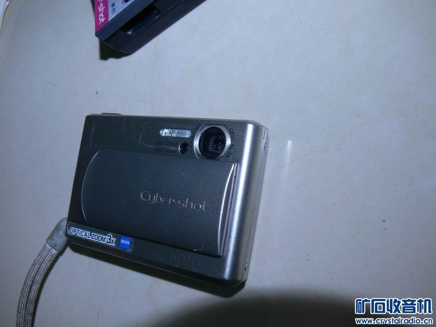 摩托罗拉V3 诺基亚 40元 SONY T1钢壳卡片数