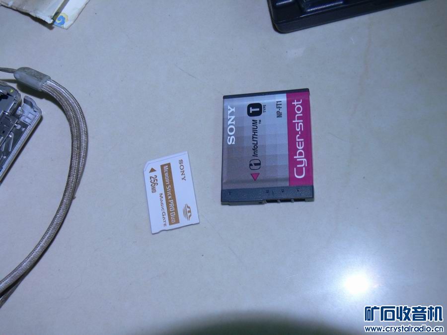 摩托罗拉V3 诺基亚 40元 SONY T1钢壳卡片数