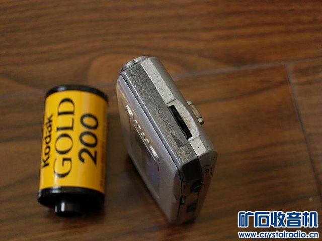 爱华收音机功能全好音质上佳,电池盖丢失另配