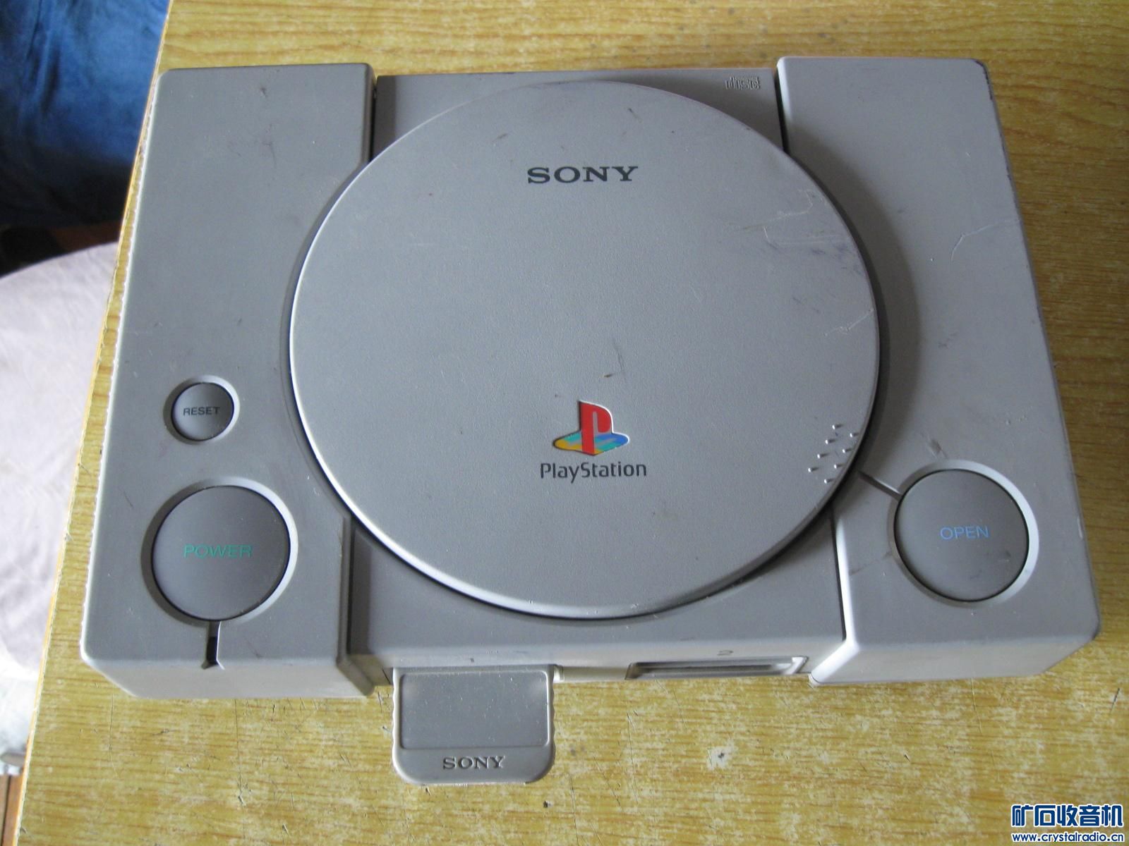 一个UPS 一个索尼光盘游戏机 一个彩电开关电