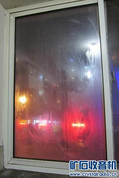 朋友家楼房窗台上的中空玻璃里面一层玻璃裂了