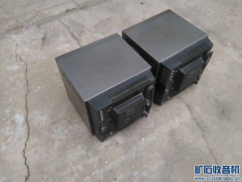 索尼专业彩色监视器2台,古董自行车发动机2台