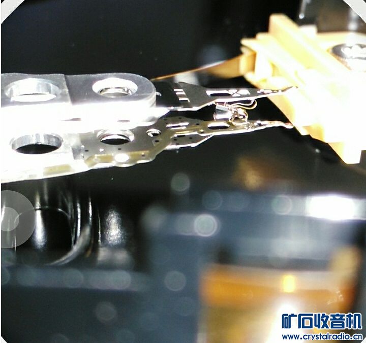 开机检测不到硬盘,而且有异响,开开看,磁头成这