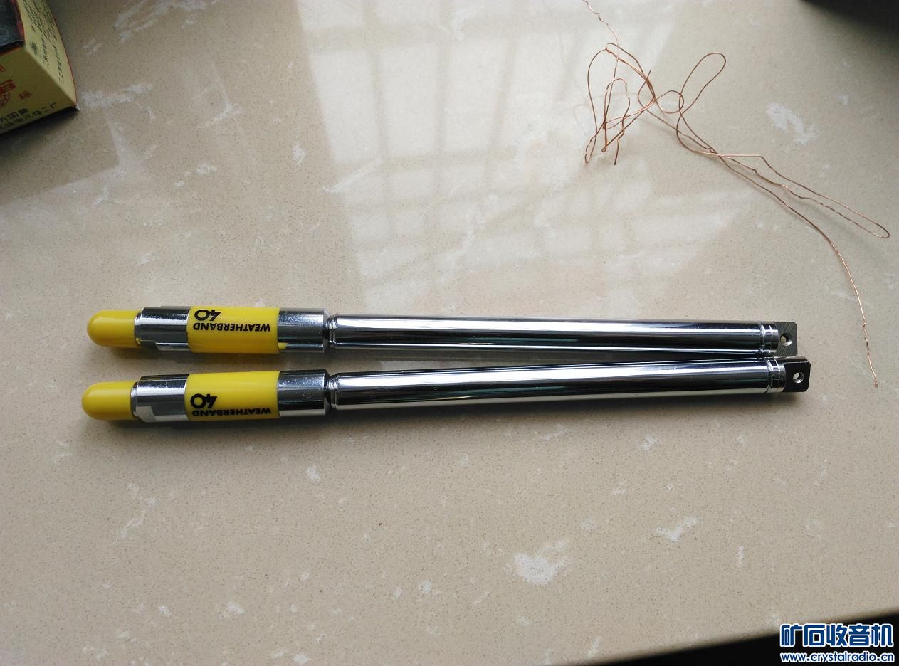 整理出老手机、老随身听、收音机零件、美国天