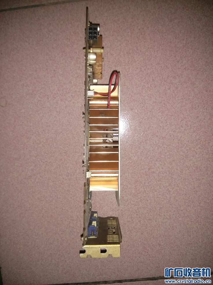 电脑配件杂物,有GTS250显卡、775散热器、双