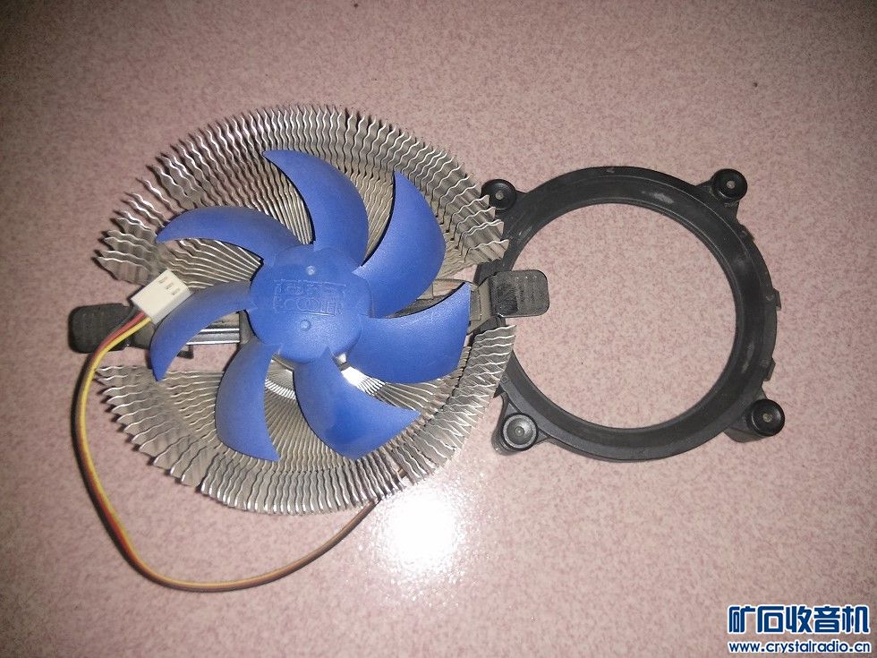 电脑配件杂物,有GTS250显卡、775散热器、双