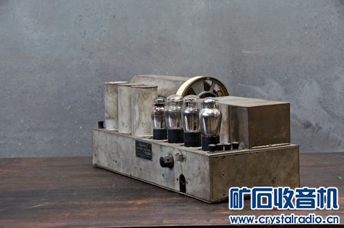 500x1000px-LL-2197f331_1963_2859vintage-industrial-tube-box-amp-display2.jpeg