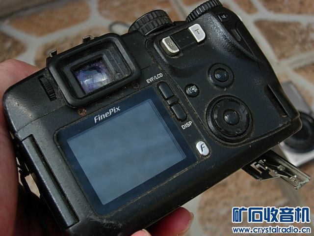 一只富士S7000型大变焦,电池盖丢了66元出。