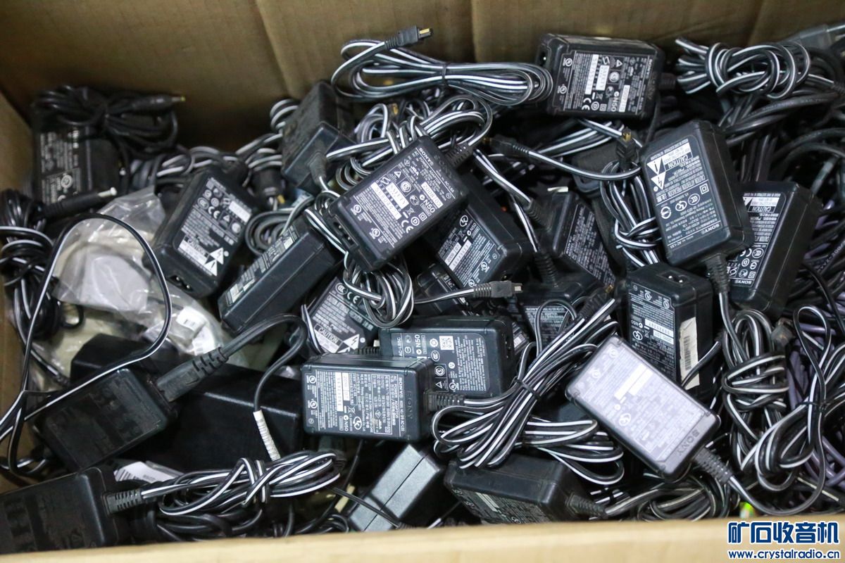 离线报警器一堆100元、SONY相机充电器20个