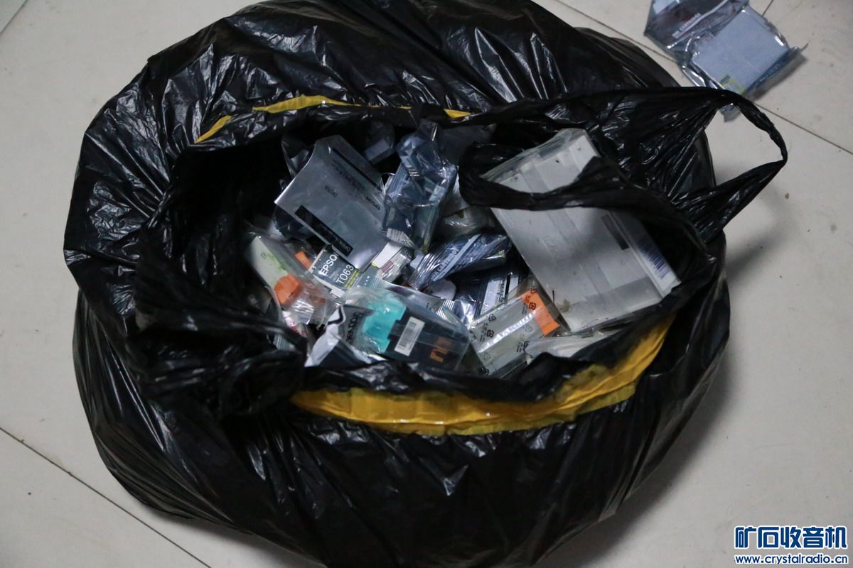 离线报警器一堆100元、SONY相机充电器20个