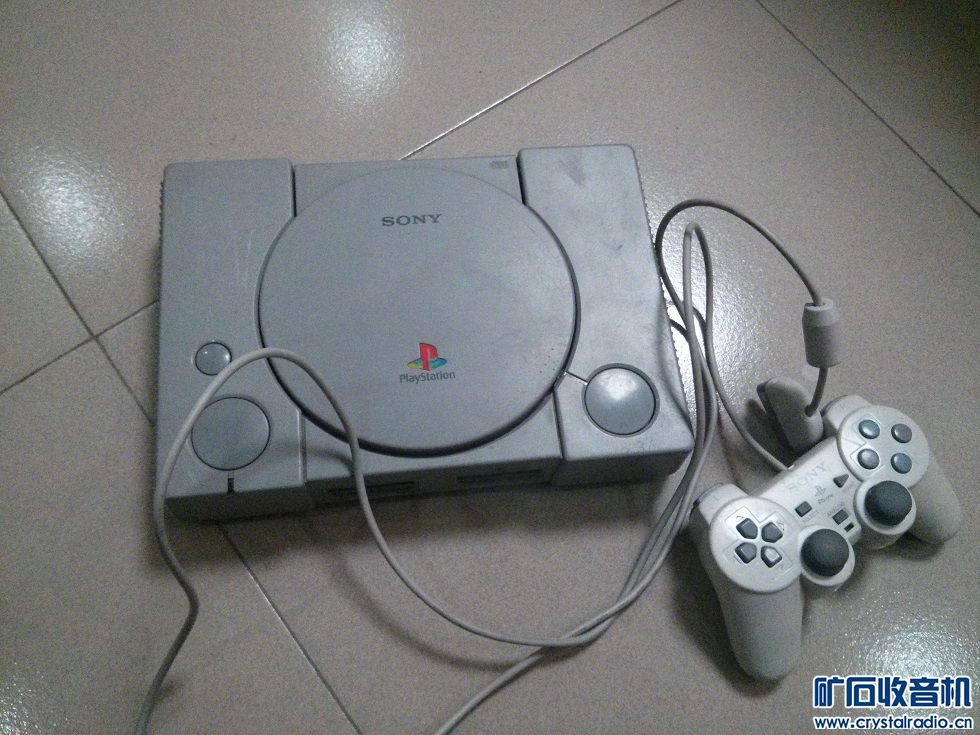 游戏机杂物,有索尼PS1、街机卡座、街机转VG