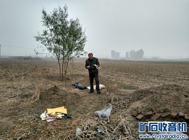 今天阴历十月一,像我家乡一样上坟烧纸的习俗