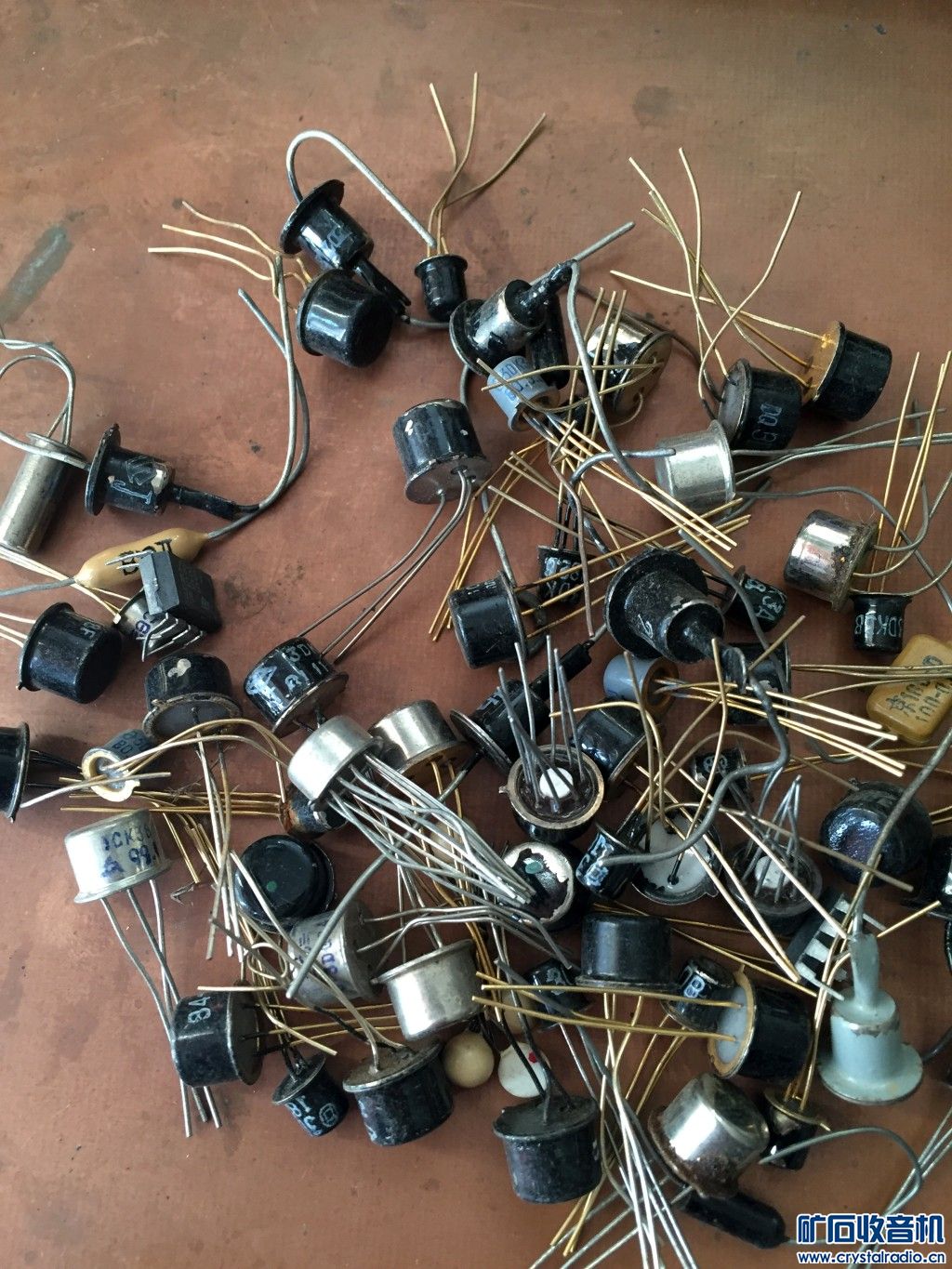 一小堆全新老晶体管,一个能制冷的半导体制冷