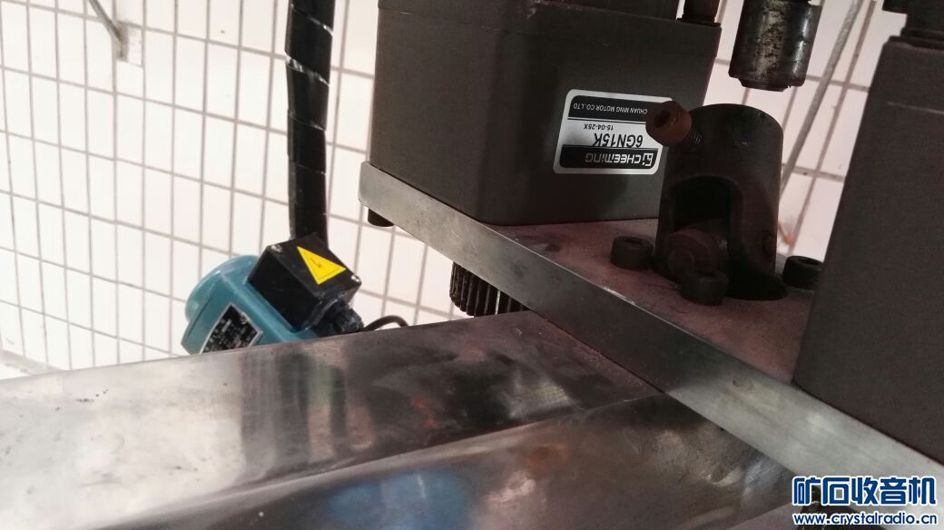 出个小型抛光机,三个大马达,估计有300斤这样