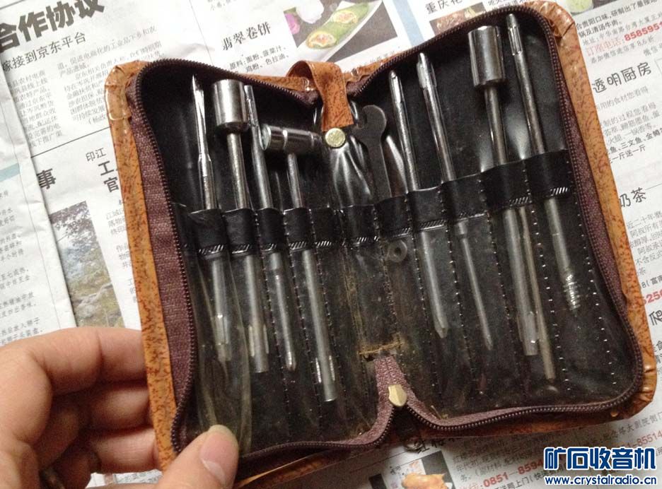 留声机喇叭。汽锤、电器维修工具包、老红梅相