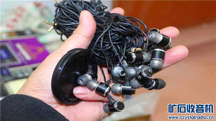 无牌的金属外壳重低音耳机和sony 铁三角一起