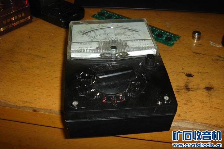 两个机械万用表和一个索尼镜头,好玩实用的小