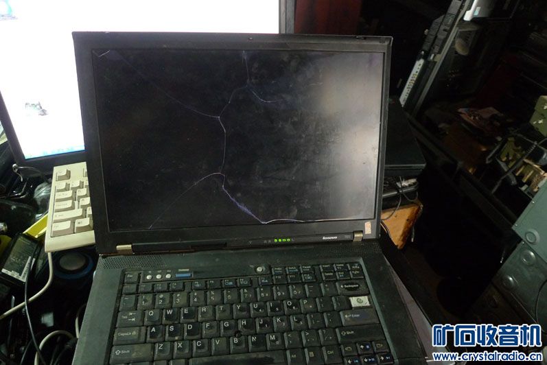 出两台屏破的IBM笔记本电脑,台式电脑主机,显