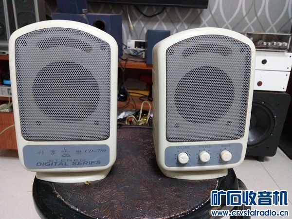 出块索尼笔记本拆下的屏幕,还有漂亮的进口电