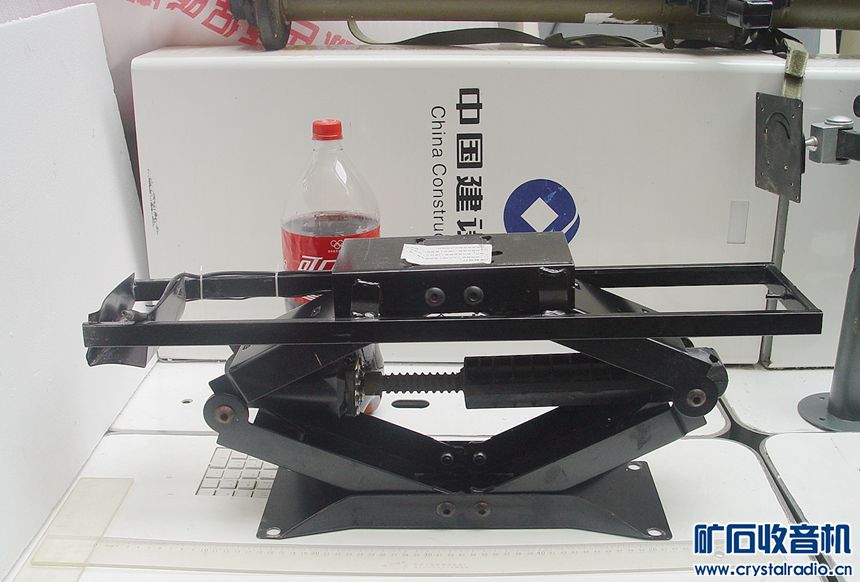 一个好像是汽车上电动升降架78元,两个显示器