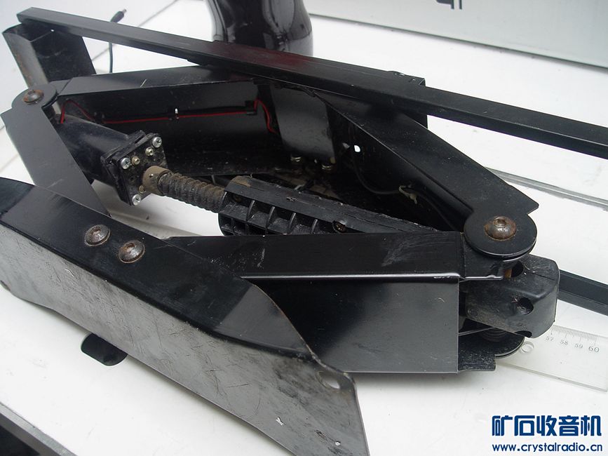 一个好像是汽车上电动升降架78元,两个显示器