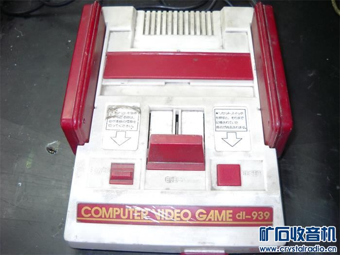 出一个9寸显示器、红白游戏机、3BT37单结晶