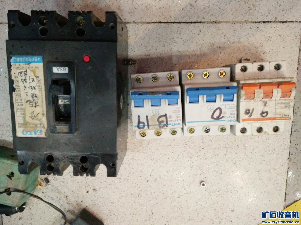 盘录像机,开关电源,多个空气开关,还有不认识的