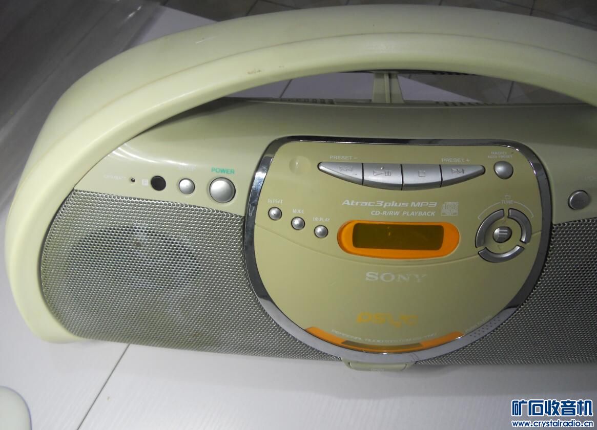 三个电源、德生收音机、苹果接口音箱、索尼一