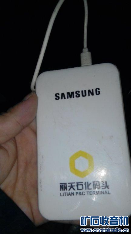 大家帮忙看看,这个移动充电宝怎么拆,三星的 -