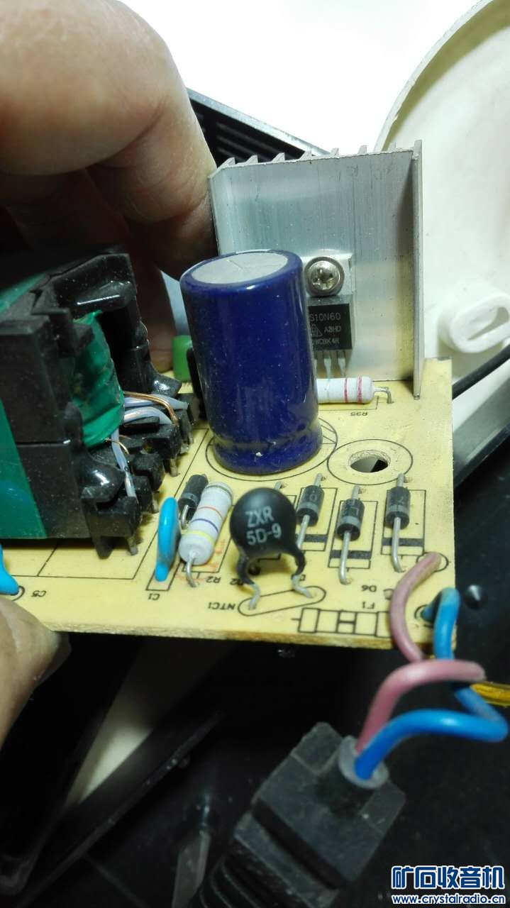 电瓶车充电器上的热敏电阻坏了,可焊个保险管