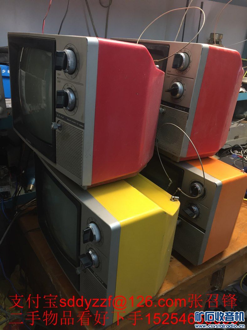 几台彩色机壳的索尼黑白电视机,通电都有显示