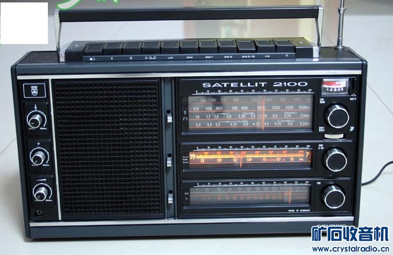 06satellit 2100(1976-1979)ΣFM LW MW 18-SW Σ46x27x12 6.3Kg.jpg