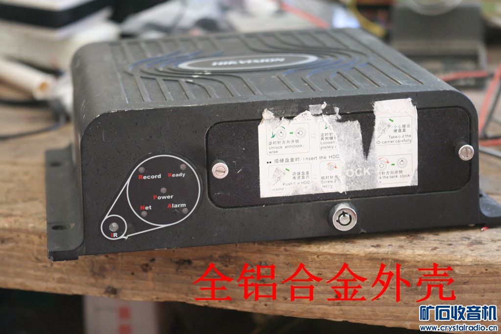 一个海康威视车载硬盘录像机,全铝合金结构。