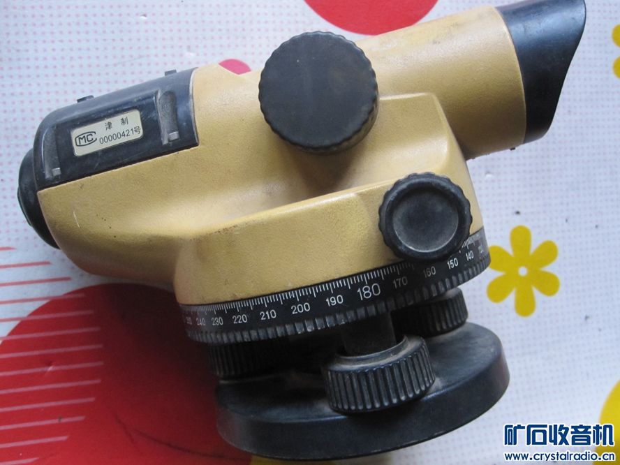 一个可能是测距离的仪器 光钎猫 喇叭3个等等