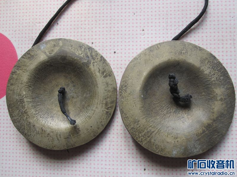 一个可能是测距离的仪器 光钎猫 喇叭3个等等